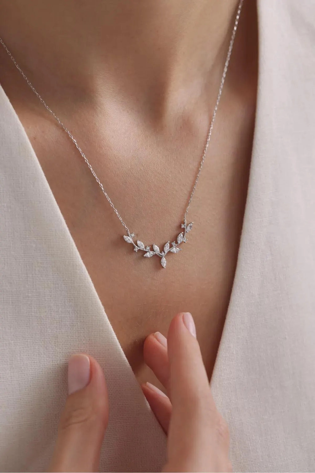 925 Sterling Silver Vine Necklace Rhodium Plated Leaf Pendant Elegant Nature-Inspired Jewelry